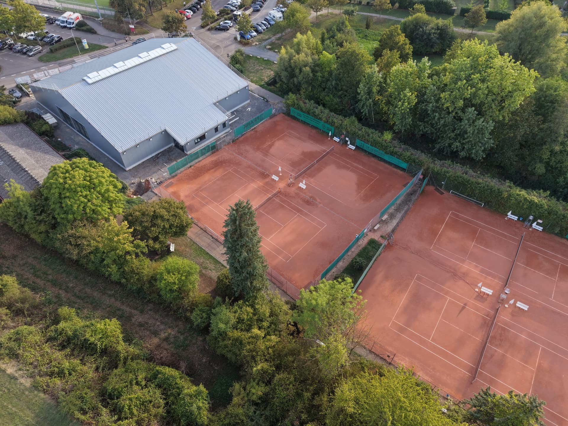 Drohnenaufnahme der TennisArena des TC Flein 1969 mit geschlossenem Hallendach und den Sandplätzen der Außenanlage