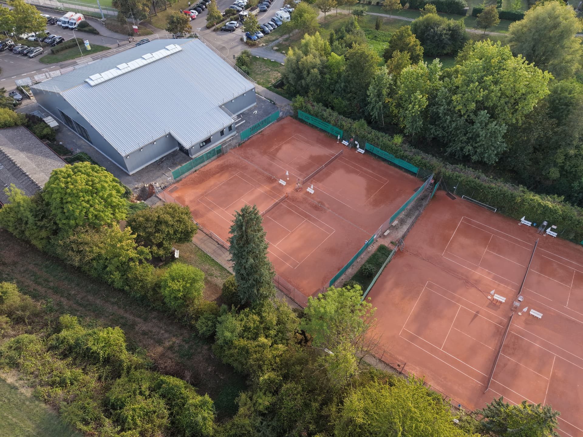 Drohnenaufnahme der TennisArena des TC Flein 1969 mit geschlossenem Hallendach und den Sandplätzen der Außenanlage