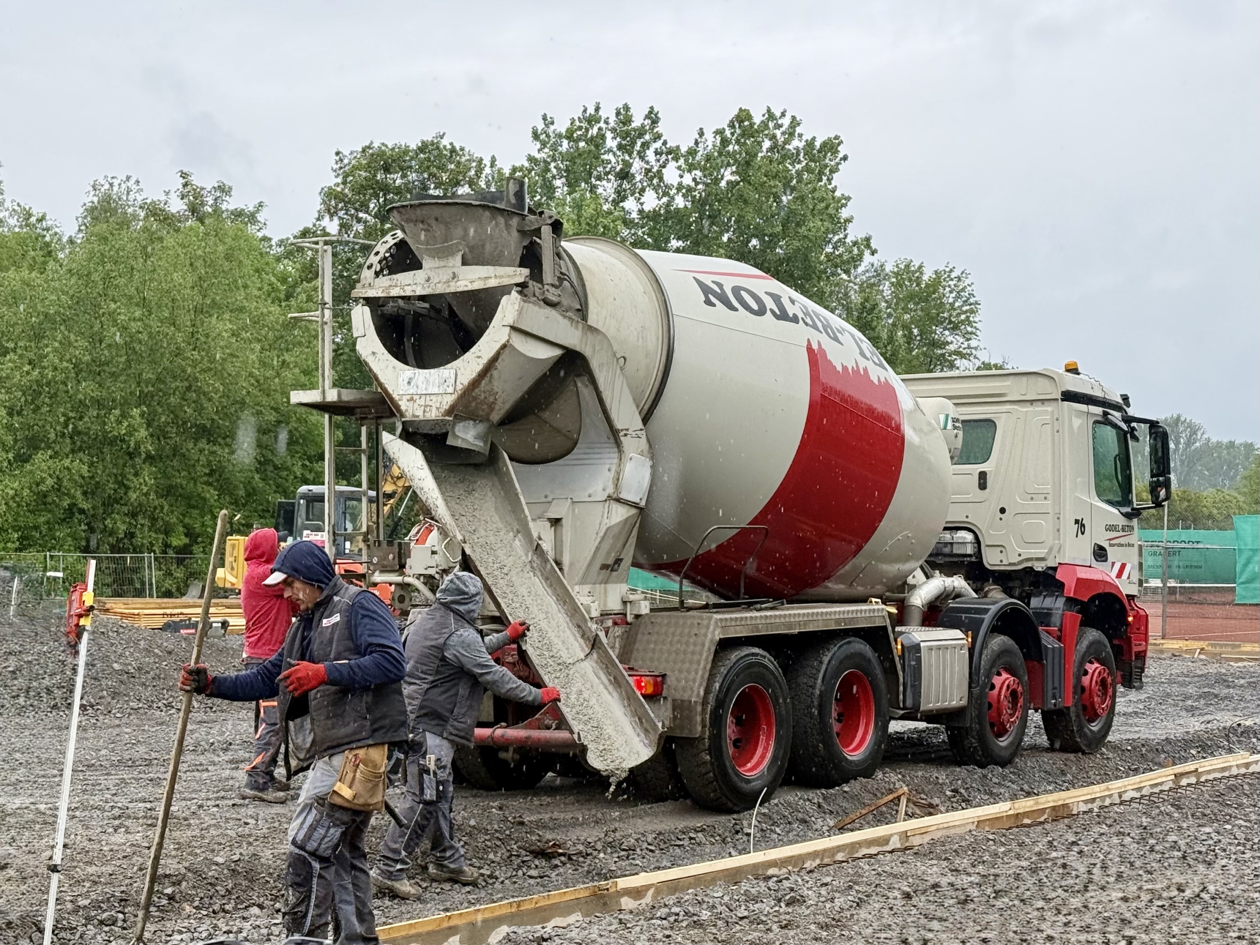 Betonarbeiten auf der Baustelle der Tennishalle in Flein