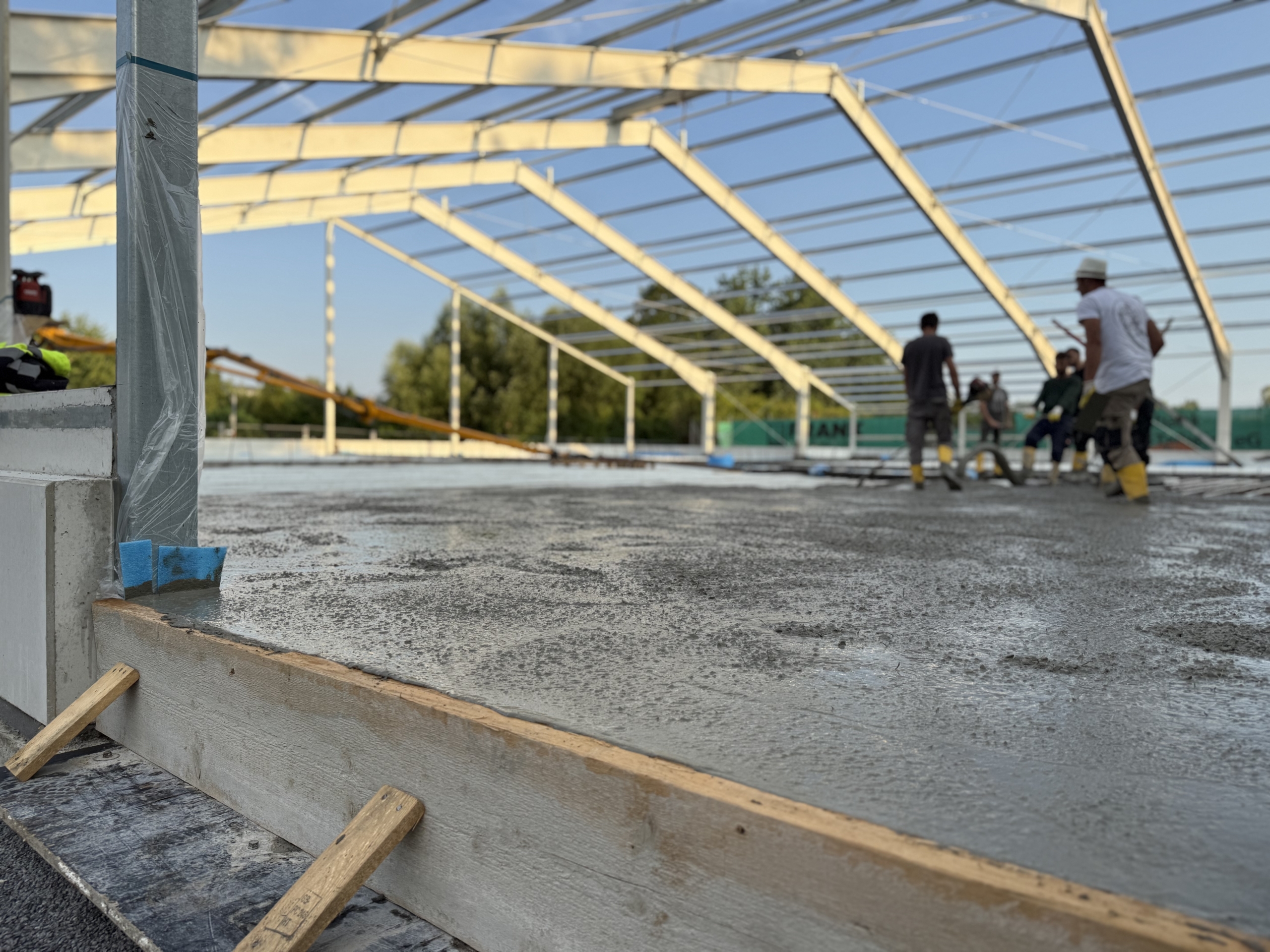 Betonieren der Bodenplatte der neuen Tennishalle in Flein
