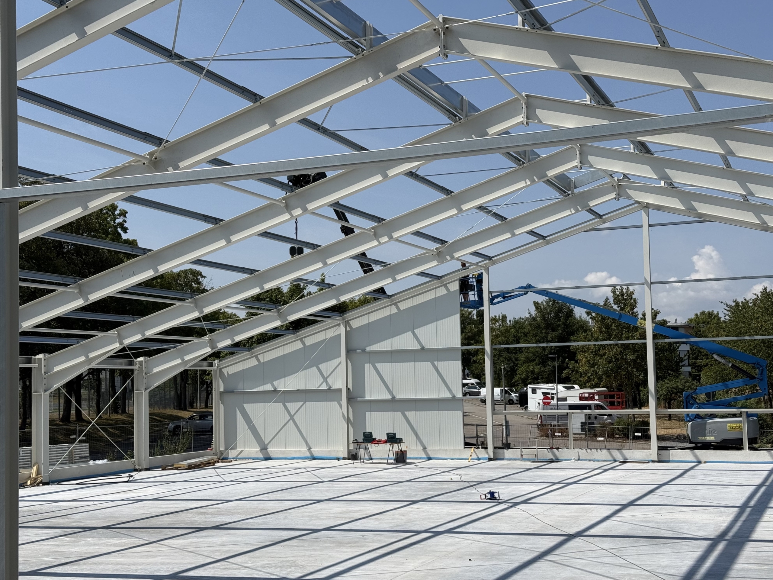 Stahlkonstruktion der neuen Tennishalle des TC Flein 1969 im Bau